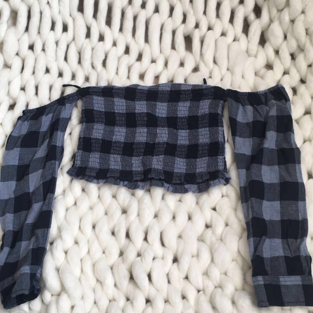 •cropped shirt off shoulder